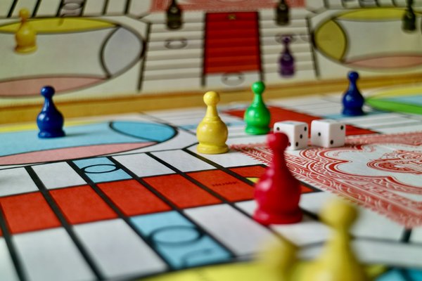 Comment organiser une soirée de jeux de société entre amis pour se divertir?