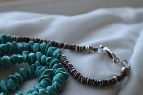 Quels conseils pour assortir des bijoux en turquoise avec des tenues neutres?